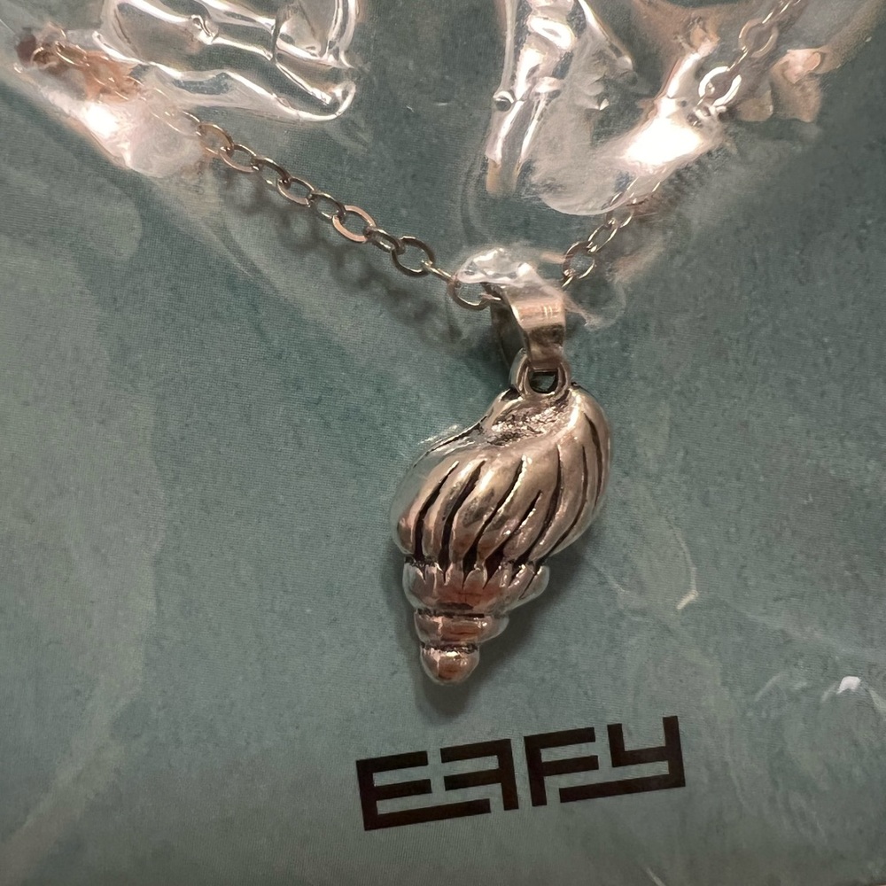 Silver shell necklace